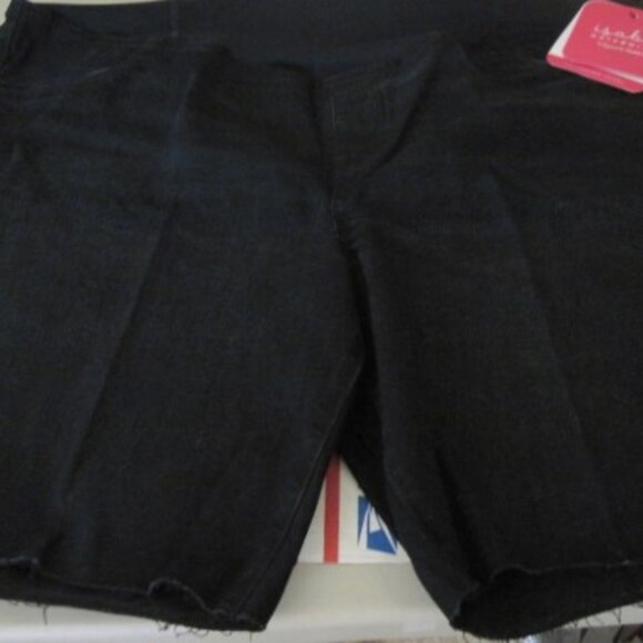 ISABEL~Women's Size 18 Maternity Bermuda Short~Pockets~Black~Crossover Panel~New - Picture 1 of 9
